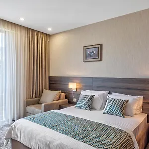 vinum-hotel.alltbilisihotels.com/